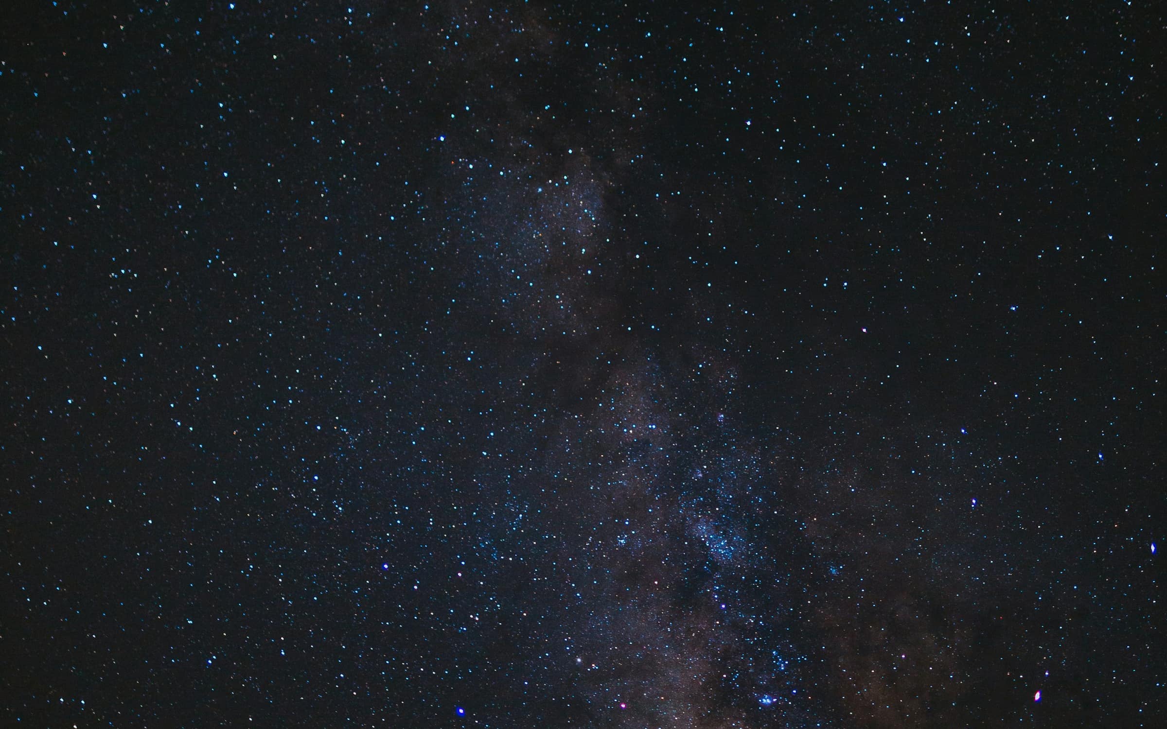 La Vía Láctea sobre un paisaje nocturno, miles de estrellas visibles a simple vista